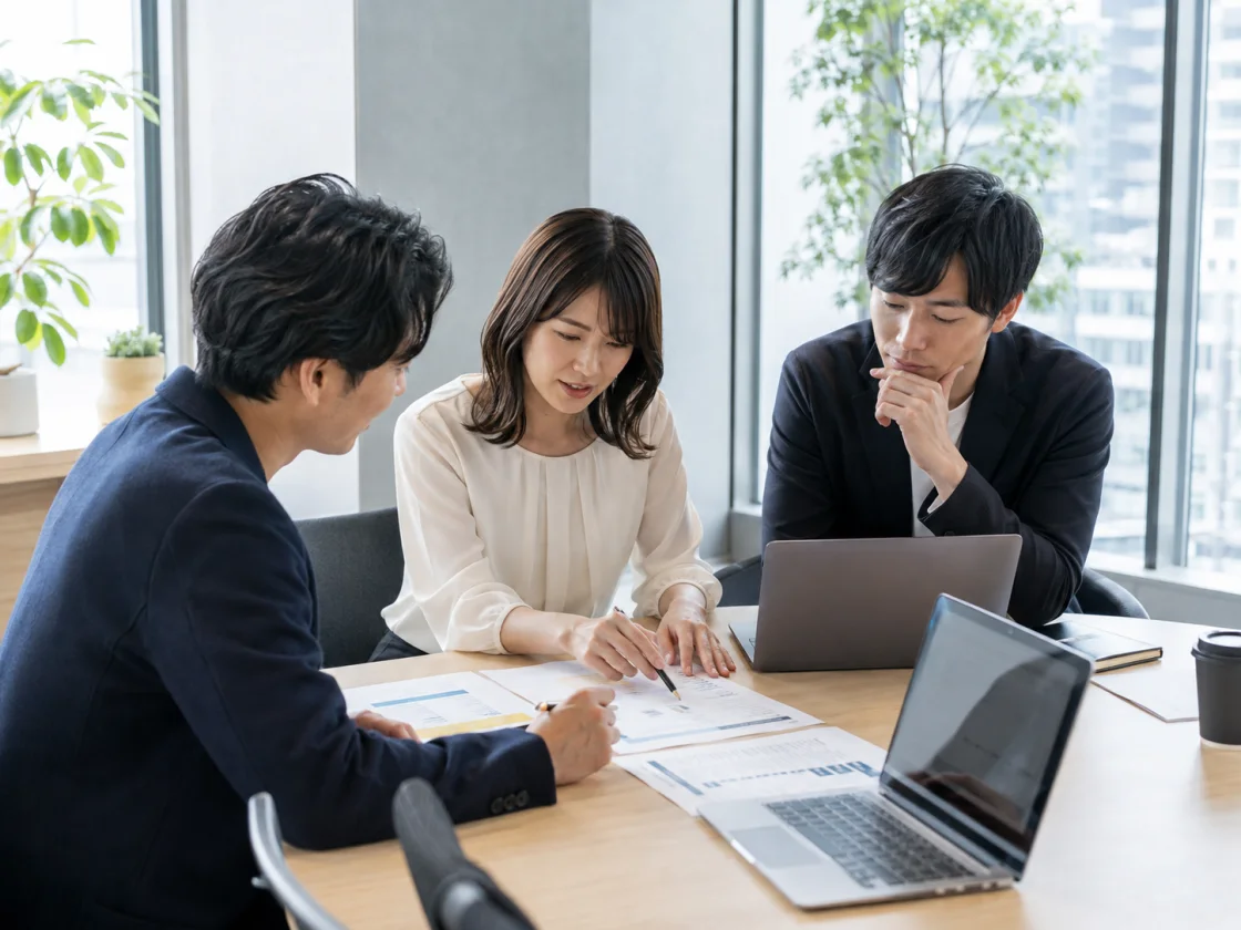 ノートパソコンと演習資料を使って業務スキルを学ぶ研修の様子